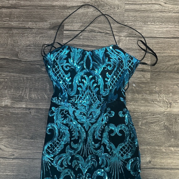 Elegant Teal Maxi Dress with Slit - Picture 3 of 10